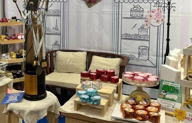 El trofeo ganador, infaltable en el stand de Mencantó.