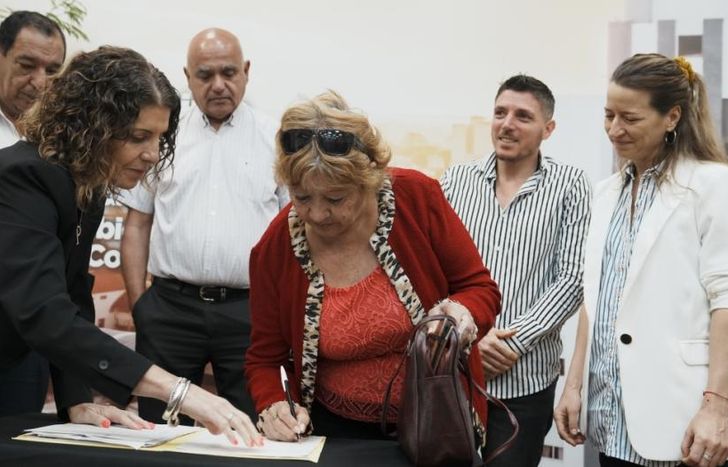 La firma de escrituras benefició a 33 familias de diferentes localidades.