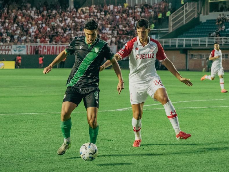 Bruno Sepúlveda maneja la pelota.