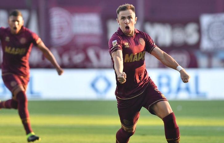 Peña Biafore festeja su gol de tiro libre.