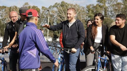 la entrega de bicicletas alcanzo a casi 23 mil estudiantes lomenses