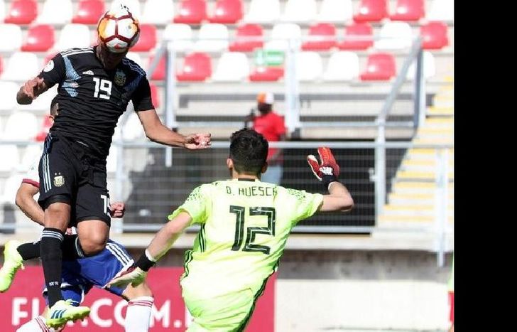 Maxi Romero, de cabeza, le daba la transitoria ventaja a Argentina frente a Paraguay.