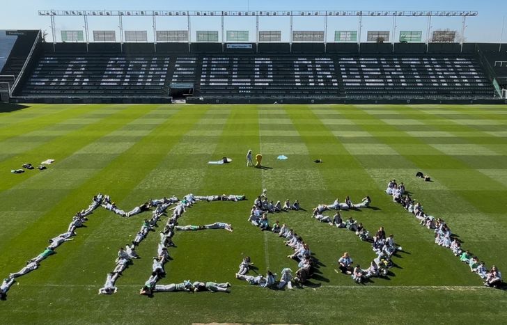 Más de 130 alumnos, junto a sus familias y docentes de Banfield formaron Messi.