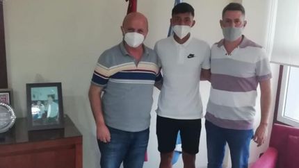 González, junto a Russo, tras la firma del contrato.