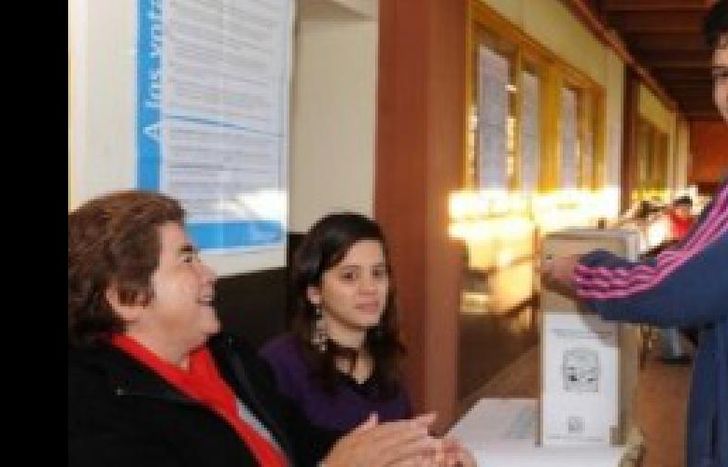 niños votando