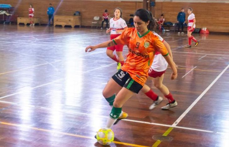 Orellana jugó la mayor parte de su carrera con hombres.