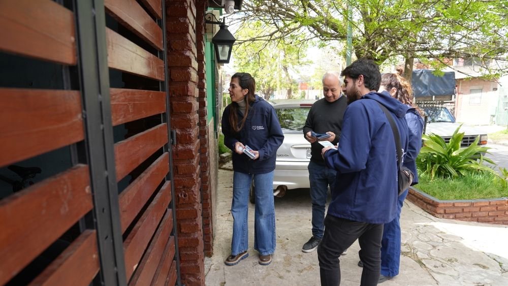 Acompañan a los vecinos de Lomas en la eliminación de posibles criaderos de mosquitos.