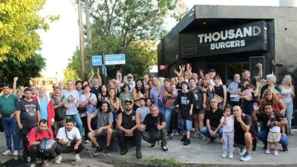 conmovedor homenaje a la familia rion, victima de la dictadura en temperley