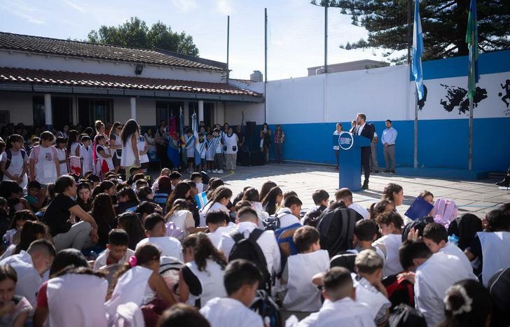 Federico Otermín, en el inicio de clases en Temperley: Construimos el futuro con educación de calidad.