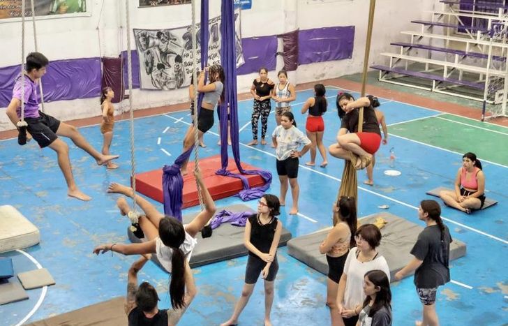 Más de 200 adolescentes y jóvenes ya disfrutan de los talleres.