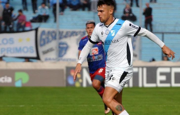 En su pierna izquierda, tiene un tatuaje de Temperley.