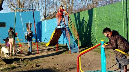 Los chicos felices con los nuevos juegos.