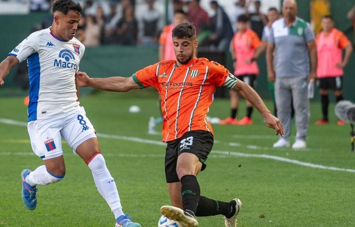 Insúa, en acción frente a Tigre.