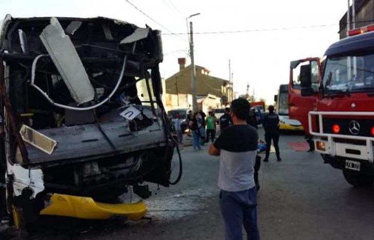 Así quedó el frente del colectivo.