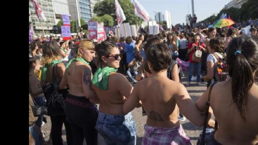 Protesta y “tetazo” frente al Obelisco