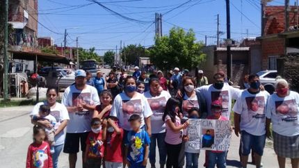 Con remeras con la cara del joven marcharon por el barrio La Isla