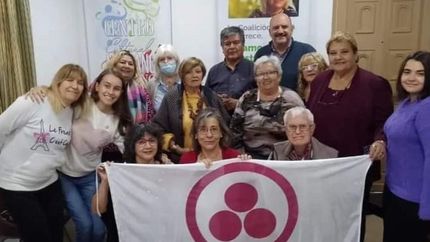 Integrantes del Centro Cultural Mariano Moreno junto al cacique de la comunidad Qom.