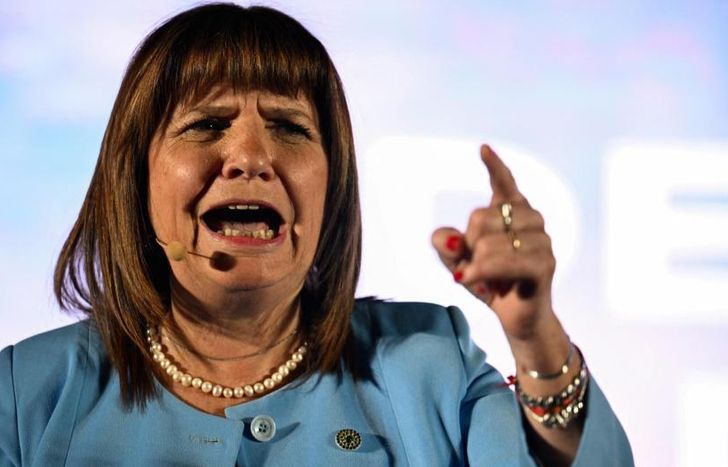 Denunciaron a Patricia Bullrich por la represión a jubilados en el Congreso.