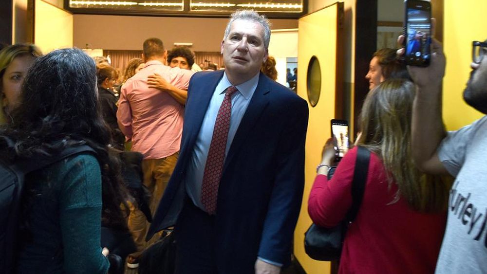 Manuel Garrido se retira de la sala. Atrás, Marcos Bazán celebra la absolución.