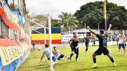 Fernando Brandán ya celebra el empate de Temperley ante Colegiales.