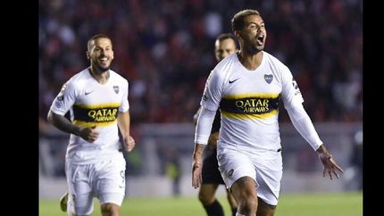 Cardona, con un golazo, le dio un valioso triunfo al Xeneize.