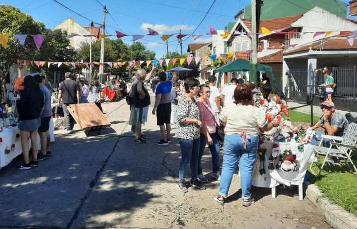 Una cuadra llena de stand para recorrer.