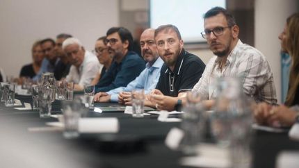 Otermín encabezó la reunión junto al titular del Banco Provincia, Juan Cuattromo.