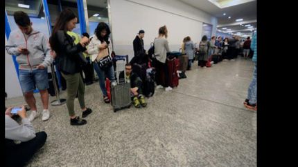 La empresa anunció la suspensión de más de 300 empleados.