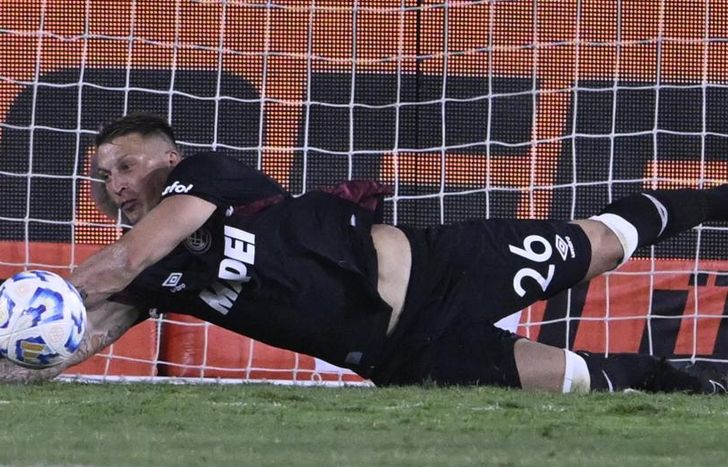 Nahuel Losada, una de las figuras de Lanús ante Sarmiento.