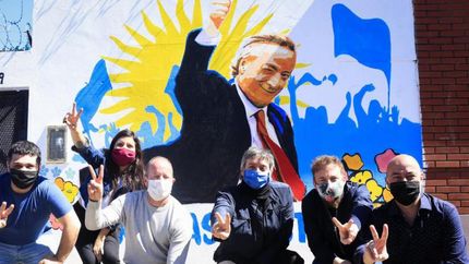 Insaurralde y Máximo, junto al mural de Néstor Kirchner.