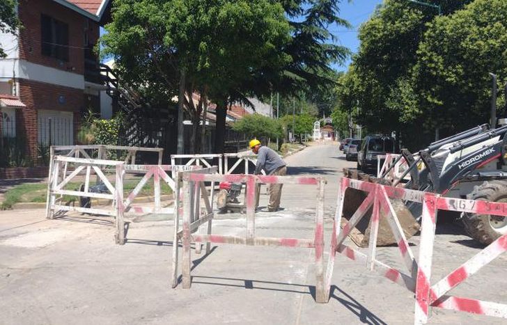 Las cuadrillas trabajan sobre la calle San Isidro y Pasaje Russo.