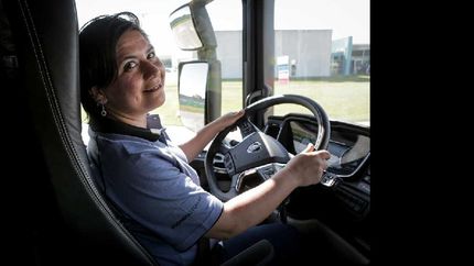 emilia, una de las primeras egresadas como camionera profesional emilia, una de las primeras egresadas como camionera profesional