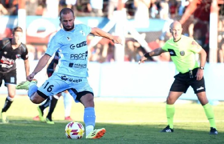 Mauro Guevgeozián se hizo cargo de la ejecución del penal con el que Temperley ganó en Adrogué.