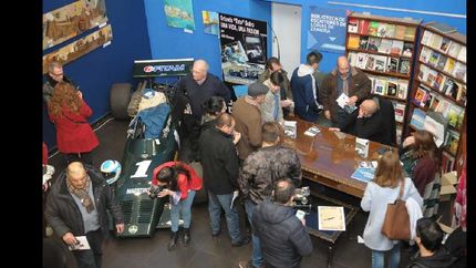 llevan libros a las casas de los adultos mayores