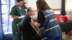 En Lomas de Zamora vacunan contra la gripe en hospitales y centros integrales de salud.