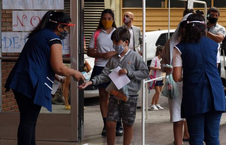 Algunas escuelas reabrieron para los estudiantes egresados.