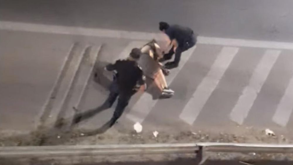 La mujer cayó sobre la autopista desde una gran altura.