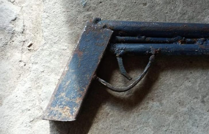 El arma tumbera que le incautaron al lomense detenido.