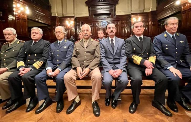 Jorge, junto al resto de los actores que representaron a los dictadores.