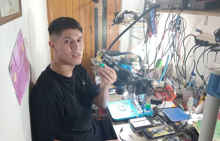 Simón trabaja desde Lomas y busca abrir su local en Temperley.