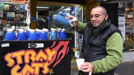 Hugo y su arte para servir café. Una profesión a la que le tomó cariño con el tiempo.