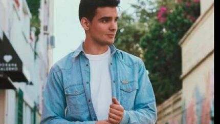 se había ido a australia hacía solo tres meses.