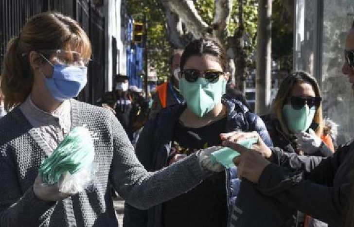 Deben tapar la boca y la nariz completamente.