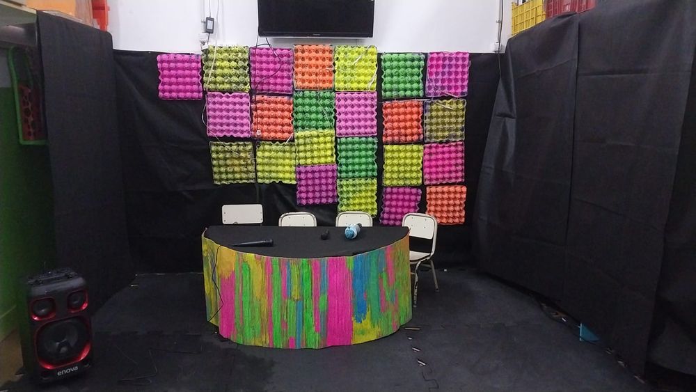 Los chicos comenzaron a preparar la sala de streaming en el establecimiento de Lomas, pero faltan los elementos.&nbsp;