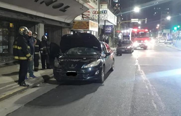 Uno de los autos estaba estacionado sobre la avenida.