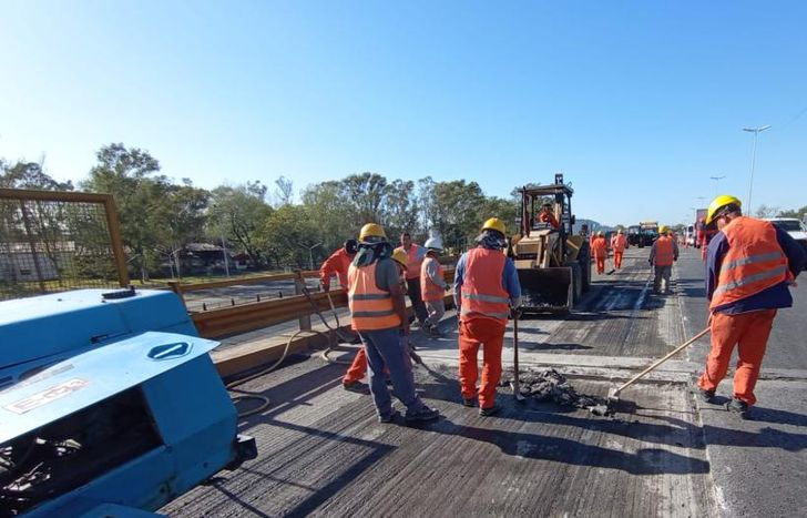 Las obras sobre el puente que cruza las vías del tren.