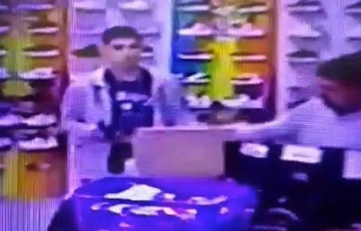 El joven amenazó con un arma a los empleados de un local deportivo.