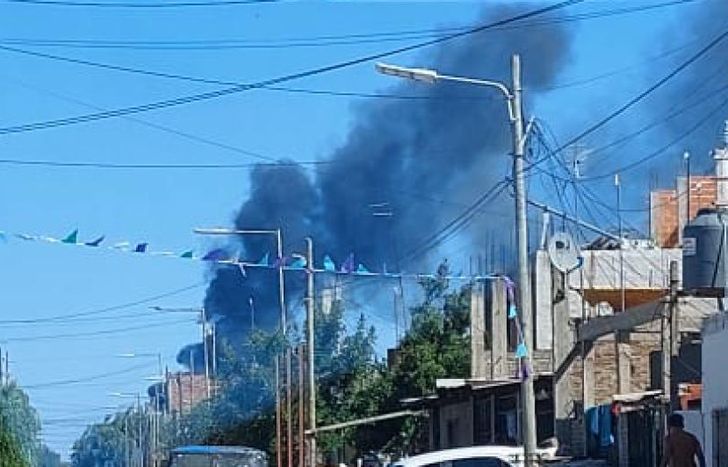 El humo pudo verse desde distintos barrios de Lomas.