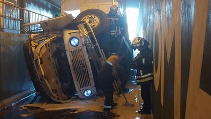El camión volcó dentro del túnel y el tránsito quedó bloqueado.