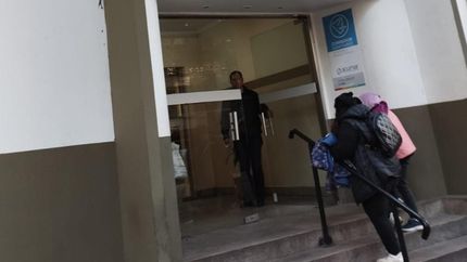 La madre de la víctima acompaña a su hija en el proceso de recuperación.